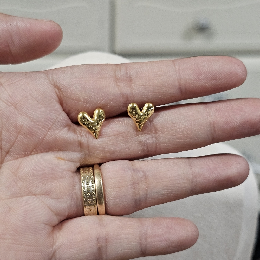 18k real Saudi gold Heart Stud Earrings Dia Cut
